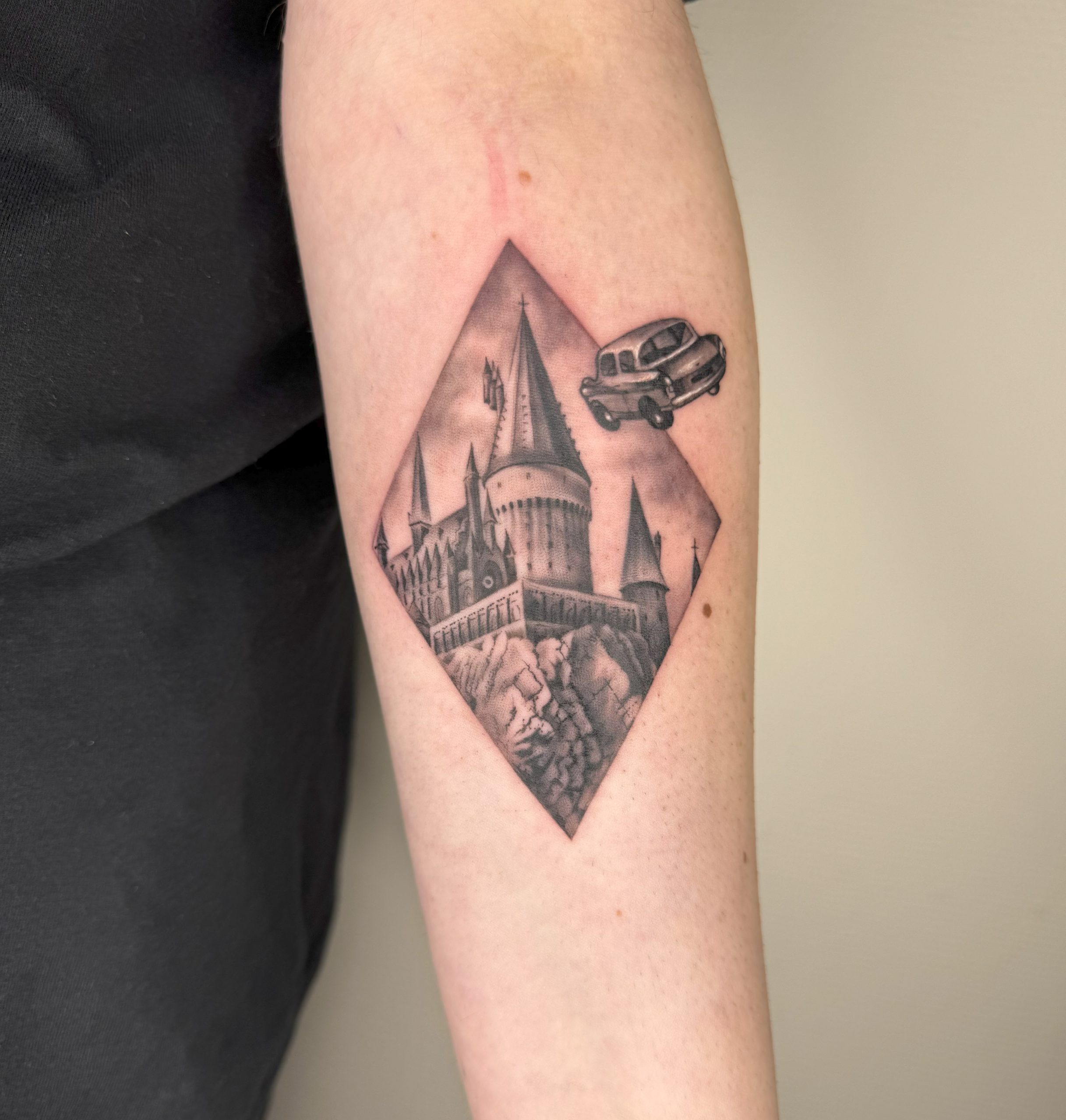 microrealistic tattoo hogwarts, gestochen in  Düsseldorf