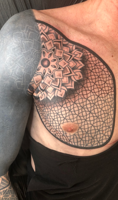 geometric tattoo chest, gestochen in Düsseldorf