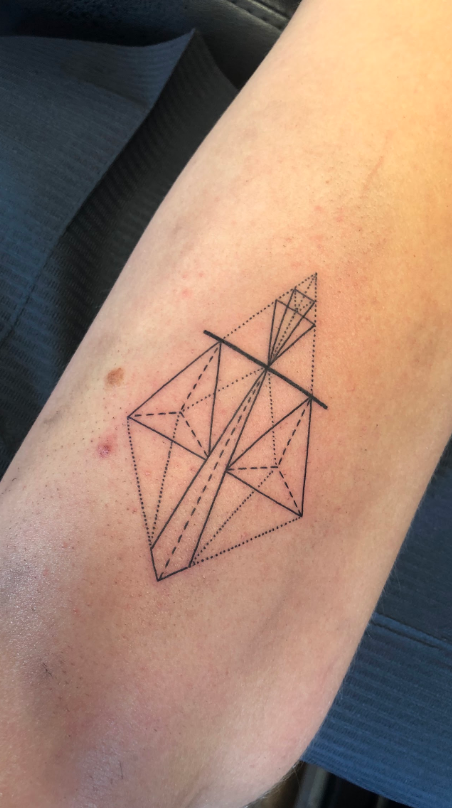 small geometric tattoo , gestochen in Düsseldorf