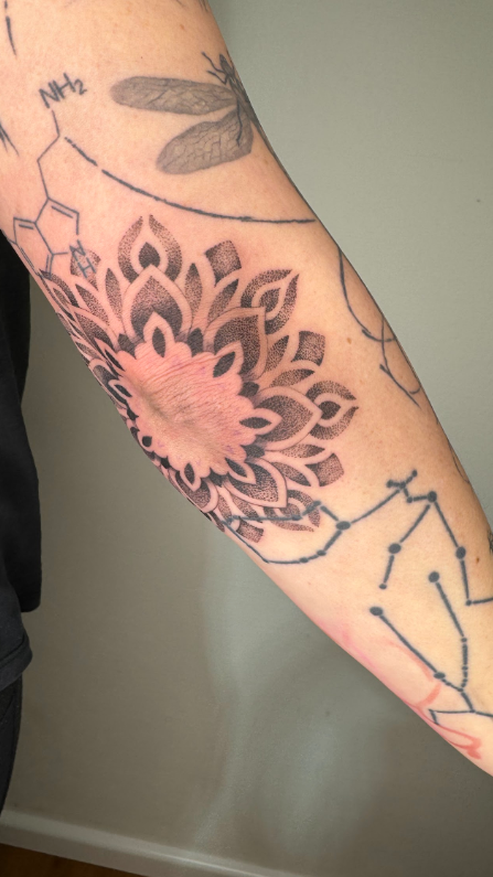 Mandala dotwork tattoo, gestochen in Düsseldorf