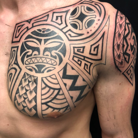 Maori Tattoo auf der Brust, gestochen in meinem Studio in Düsseldorf