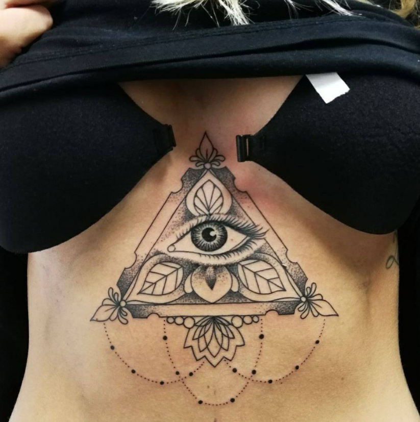 geometric tattoo unterbrust, gestochen in Düsseldorf
