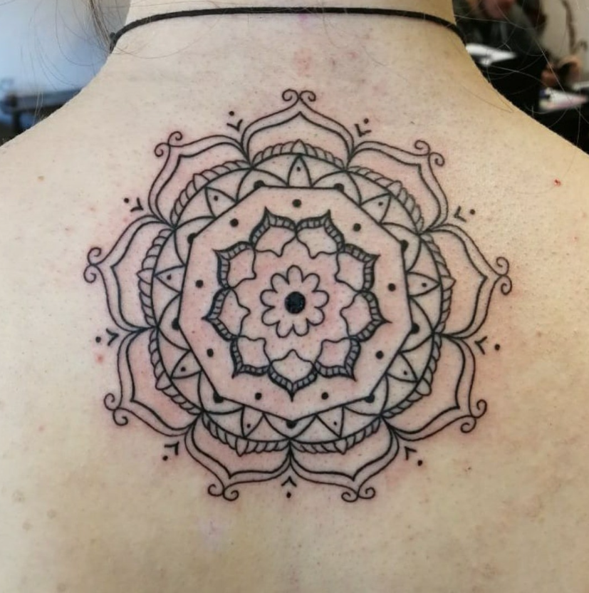 Rücken mandala tattoo , gestochen in Düsseldorf